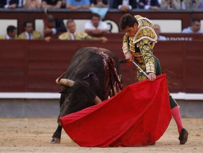El diestro Daniel Luque, durante su faena en Las Ventas.