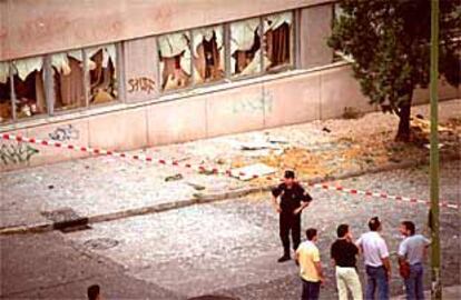 Destrozos causados por el coche bomba en uno de los edificios de la calle de Ocaña, en el madrileño barrio de Aluche.