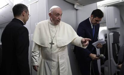 O papa Francisco se dirige aos jornalistas no avião papal depois de decolar da Cidade do Panamá