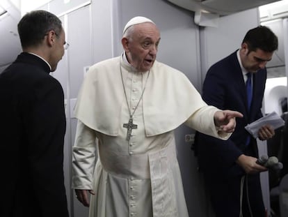 O papa Francisco se dirige aos jornalistas no avião papal depois de decolar da Cidade do Panamá