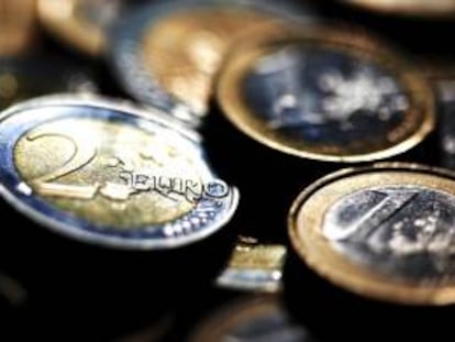 Detalle de varias monedas de euro sobre una mesa en Colonia, Alemania. EFE/Archivo