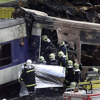 Los bomberos entran en un vagón del Talgo en busca de víctimas.