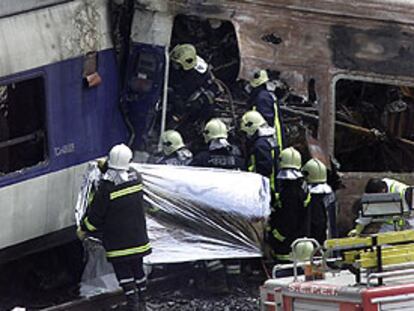 Los bomberos entran en un vagón del Talgo en busca de víctimas.