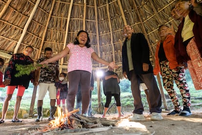 En la comunidad de La Ranchería, el Cacique de la Montaña, Francisco Ramírez, dirige junto a su hija Idalis un areíto, como denomina a la ceremonia del tabaco. En él presentan su respeto a la Madre Tierra, al Sol y a la Luna.