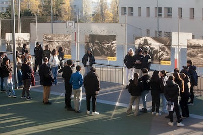 Los talleres en escuelas acaban con una visita guiada a una de las exposiciones, como esta de la imagen, impartida por el Grup Eirene con alumnos y alumnas del Colegio Santísima Trinitat del barrio de Trinitat Vella.