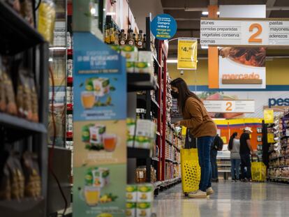 Una mujer compra en un supermercado de Bogotá (Colombia), en julio de 2022.