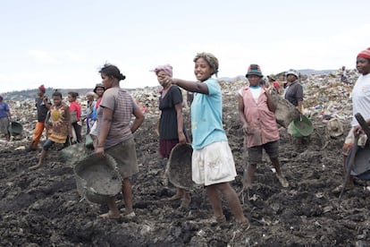 En Antananarivo, capital de Madagascar y foco central de la peste durante el brote de 2017, se sitúa uno de los mayores vertederos de África, conocido localmente como Ralalitra. El vertedero, con un tamaño de 20 hectáreas, recibe a diario más de 600 toneladas de residuos procedentes de los tres millones de residentes de la capital y sus extensos suburbios. Más de 3.000 personas viven y trabajan en Ralalitra recogiendo metales, carbón y plástico en medio de agujas, ratas, heces y bebés abortados por solo 3.000 ariarys malgaches (menos de 65 céntimos de euro) al día. Muchas familias se turnan para trabajar durante agotadoras jornadas de 10 horas: madres y niños de día, hombres de noche.