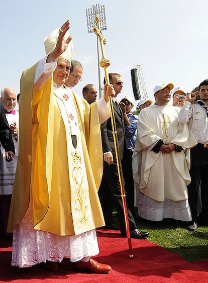 Benedicto XVI ha oficiado una misa multitudinaria misa en un estadio de Ammán. El Pontífice ha animado a los católicos a tender puentes con otras religiones