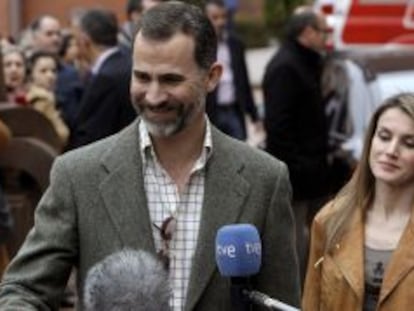 El Pr&iacute;ncipe Felipe, junto a su mujer, Letizia Ortiz, realiza declaraciones a los medios a su salida de la cl&iacute;nica madrile&ntilde;a de La Milagrosa, donde el Rey Juan Carlos ha sido operado con &eacute;xito de una hernia discal.