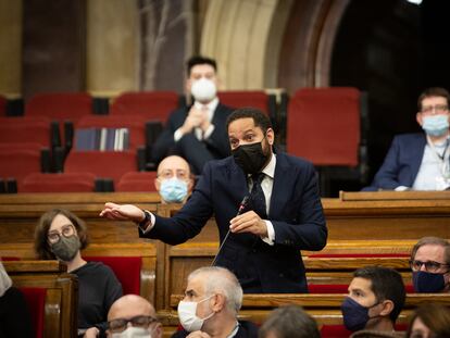 El líder de Vox en Catalunya, Ignacio Garriga, interviene en un pleno en el Parlament en febrero.