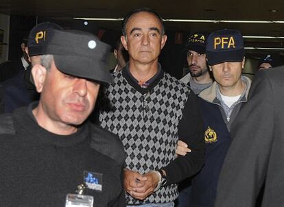 Poch llega a Buenos Aires, tras ser extraditado por España, en mayo de 2010.