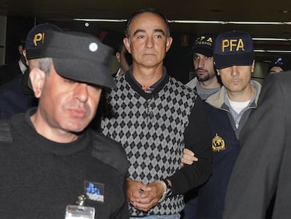 Poch llega a Buenos Aires, tras ser extraditado por Espa&ntilde;a, en mayo de 2010.
