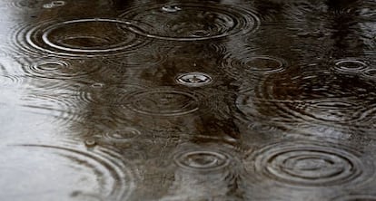 Gotas de lluvia cayendo en un charco, en Madrid. 