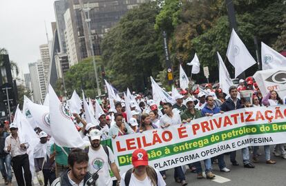 Cuatro meses después del inicio de las protestas de junio, movimientos sociales marcha contra la subasta para privatizar el campo de petróleo de Libra.