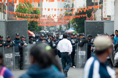 Policías frente a la protesta de los maestros.