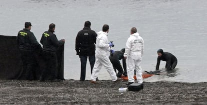 La Guardia Civil recupera un cadáver en la playa del Tarajal (Ceuta).