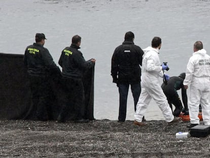 La Guardia Civil recupera un cad&aacute;ver en la playa del Tarajal (Ceuta).