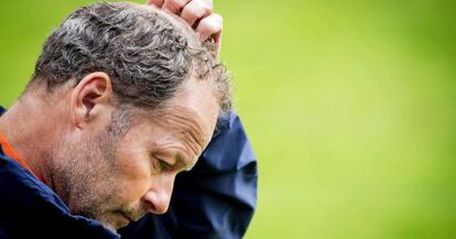 Danny Blind, seleccionador holandés, en un entrenamiento.