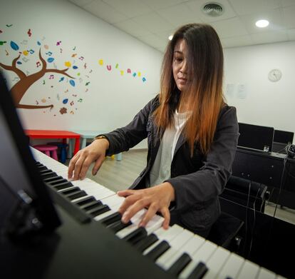 Hsieh Hsiu Ying toca el piano en la academia Moz-Art.