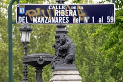 Mucho más tímidos que el Oso y el madroño de la Puerta del Sol, estos cachorros, obra de Ángel García Díaz parecen esconderse del tráfico del puente de la Reina Victoria.