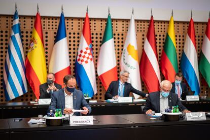 El ministro de Exteriores de Eslovenia, Anze Logar (izquierda) y el alto representante para Asuntos Exteriores de la UE, Josep Borrell, en primer plano, durante la reunión informal de ministros de Exteriores de la UE, ayer, en Kranj (Eslovenia).