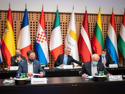 El ministro de Exteriores de Eslovenia, Anze Logar (izquierda) y el alto representante para Asuntos Exteriores de la UE, Josep Borrell, en primer plano, durante la reunión informal de ministros de Exteriores de la UE, ayer, en Kranj (Eslovenia).