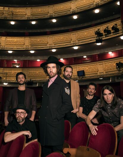 <b>Vetusta Morla</b>
<p>De la autogestión nació una de las bandas españolas de indie rock más célebres del momento. Crearon su propio sello para publicar el primer disco. Diez años más tarde, pueden presumir de tener audiencias de estrella mainstream: el pasado mes de junio congregaron a 38.000 personas en La Caja Mágica de Madrid. </p>
_
<b><p>“Se está creando una comunidad hispana. Es importante para hacerle contrapeso a la música anglosajona”</b></p>