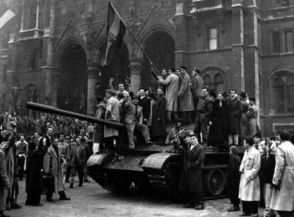 Un grupo de húngaros ondea la enseña nacional sobre un tanque soviético en Budapest en 1956.
