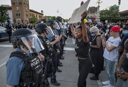 Una mujer sostiene una pancarta durante una protesta contra la muerte de George Floyd, en Kansas City.