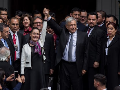 Andrés Manuel López Obrador levanta el brazo de Claudia Sheinbaum, durante su toma de protesta como jefa de Gobierno
