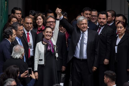 Andrés Manuel López Obrador levanta el brazo de Claudia Sheinbaum, durante su toma de protesta como jefa de Gobierno