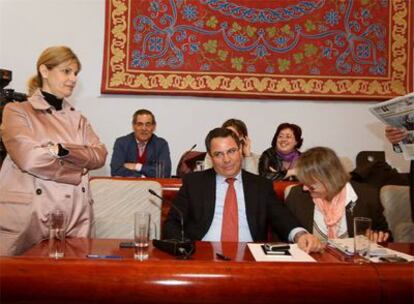 María José García Pelayo, a la izquierda, ayer en el pleno del Ayuntamiento de Jerez.
