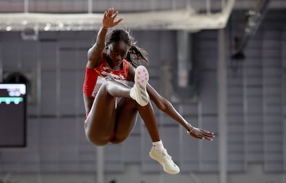 La española Fatima Diame, tercera en la final de salto de longitud.