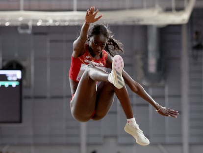 La española Fatima Diame, tercera en la final de salto de longitud.