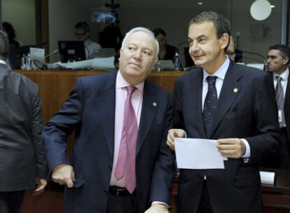El presidente del Gobierno, José Luis Rodríguez Zapatero, junto al ministro de Asuntos Exteriores, Miguel Ángel Moratios, en la sesión de hoy de la cumbre de jefes de Estado y Gobierno de la Unión Europea que se celebra en Bruselas.