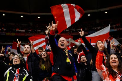 Aficionados del Atlético de Madrid en las gradas antes del partido.