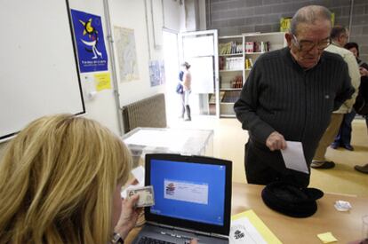 Un hombre de 93 años se identifica para votar en la consulta soberanista en Vilassar de Mar.