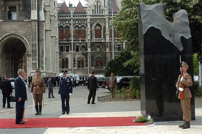 El presidente Bush y su esposa, Laura, ante el monumento que conmemora la revolución de 1956 frente al Parlamento húngaro.