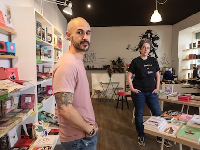 Oscar Romero y Ana Murillo, los propietarios de la nueva librería LGTBQ+ transfeminista de Madrid, Mary Read.