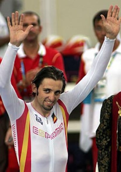El ciclista español levanta, satisfecho, sus brazos.