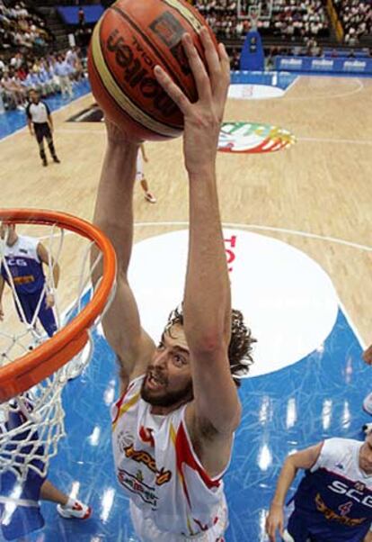 Gasol ejecuta un mate durante el partido.