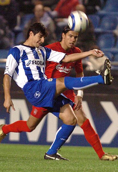 César despeja el balón ante Riise.