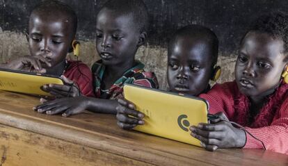 Los alumnos de una escuela de Kenia utilizan las tabletas Kio de  la empresa de innovación tecnológica BRCK