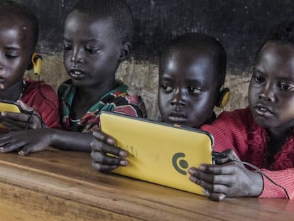 Los alumnos de una escuela de Kenia utilizan las tabletas Kio de  la empresa de innovación tecnológica BRCK