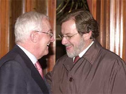 Víctor García de la Concha recibe la felicitación del académico Juan Luis Cebrián tras su reelección.