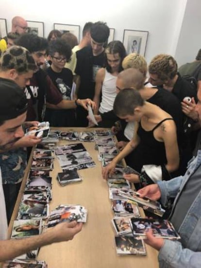 Jóvenes mirando las instantáneas de Larry Clark, en Espaivisor, el día de la inauguración, en una imagen cedida por la galería.