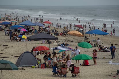 Pese a las advertencias por la contaminación del agua, algunos bañistas acuden a las playas de Tijuana.