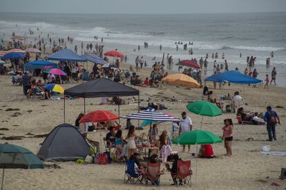 Pese a las advertencias por la contaminación del agua, algunos bañistas acuden a las playas de Tijuana.