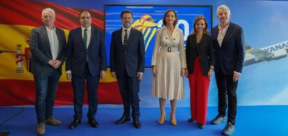 Los ejecutivos de Ryanair Eddie Wilson y Michael O'Leary (en los extremos), con el CEO de PwC, Manuel Marín, el consejero de Economía de Madrid, Javier Fernández-Lasquetty y la ministra de Turismo, Reyes Maroto.