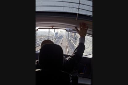 Interior de la cabina de un tren AVE, a su paso por Cataluña, en el tramo entre Barcelona y Figueres Vilafant